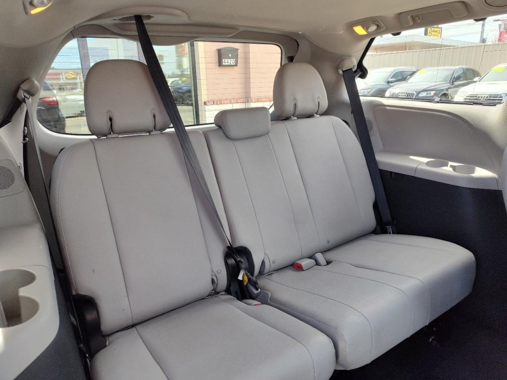 2017 Toyota Sienna Image 42