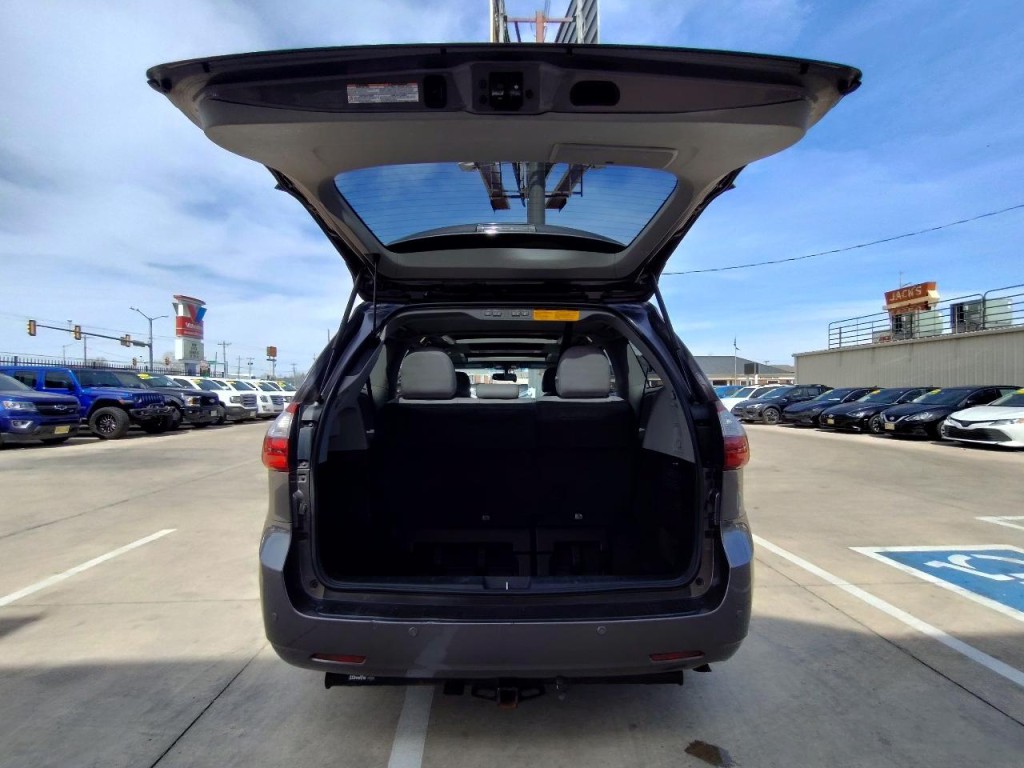 2017 Toyota Sienna Image 47