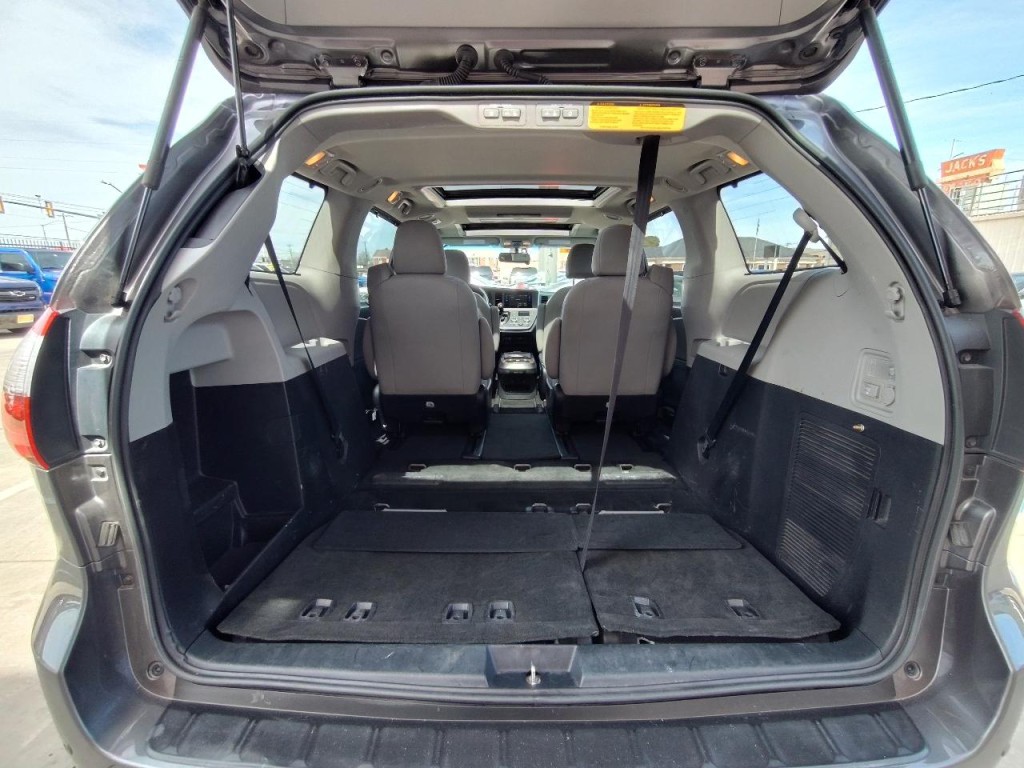 2017 Toyota Sienna Image 48