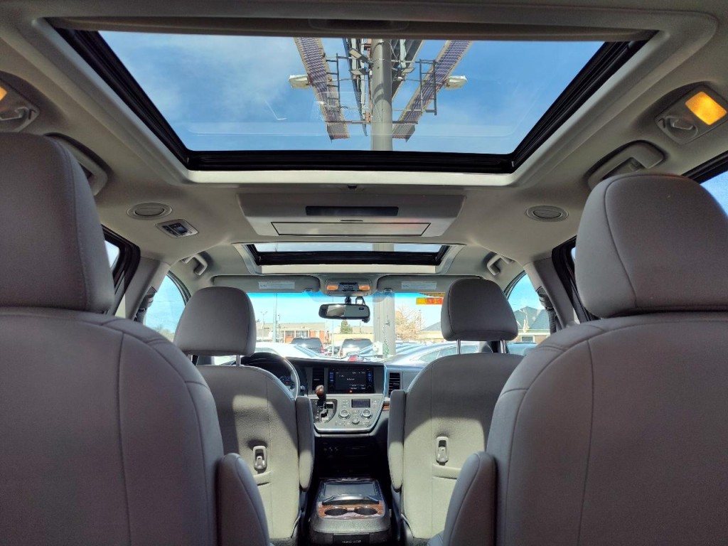 2017 Toyota Sienna Image 50