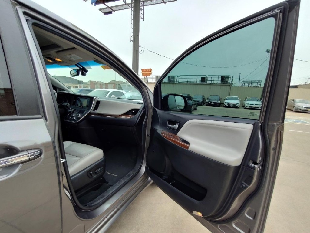 2017 Toyota Sienna Image 43