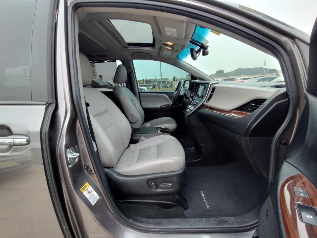 2017 Toyota Sienna Image 44