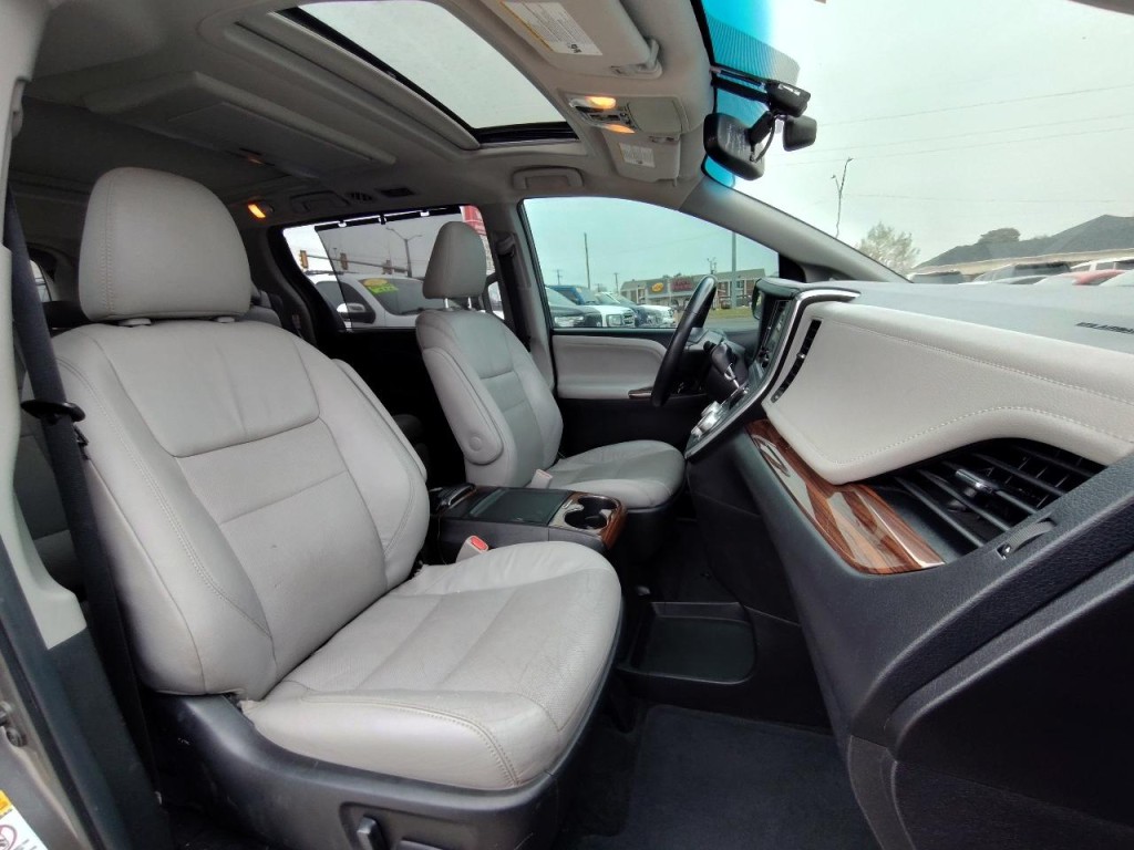 2017 Toyota Sienna Image 45