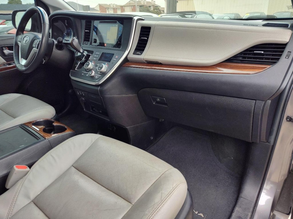2017 Toyota Sienna Image 46