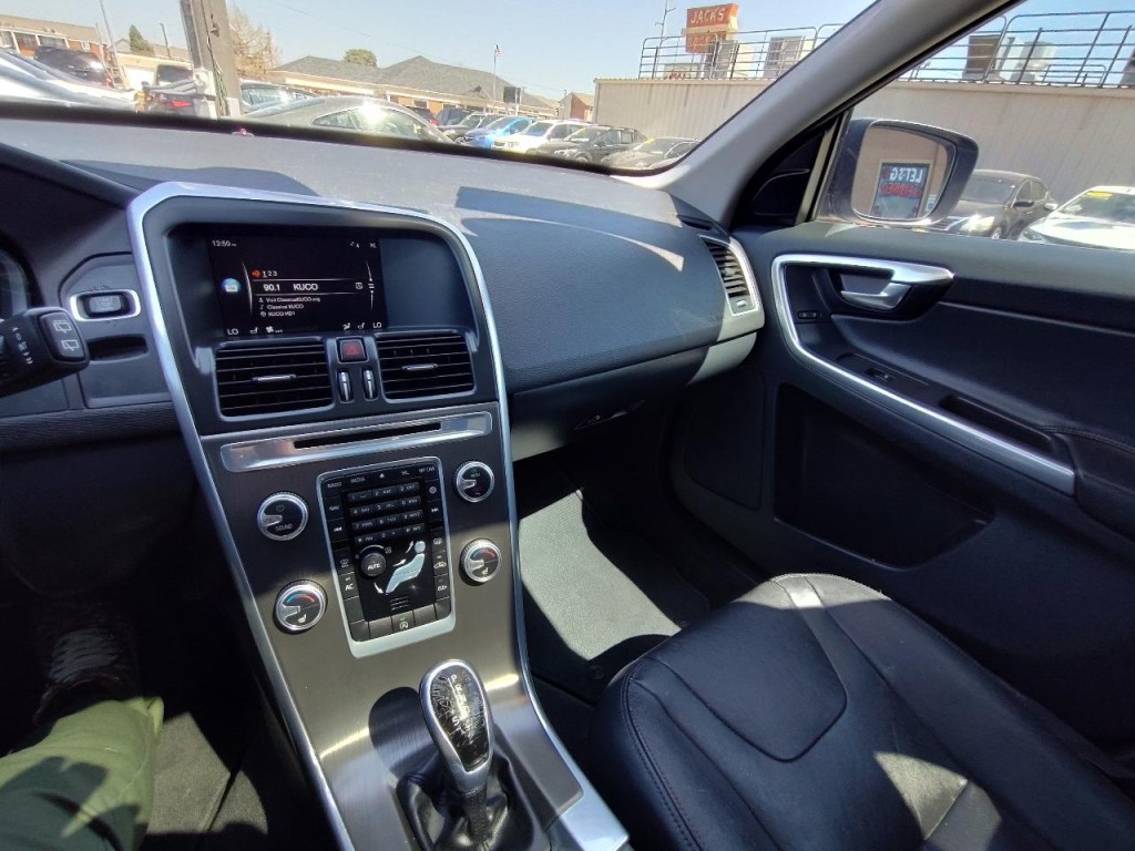 2016 Volvo XC60 Image 21