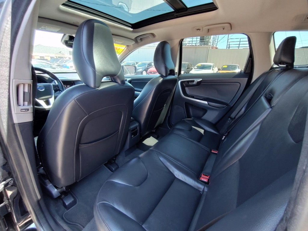 2016 Volvo XC60 Image 32