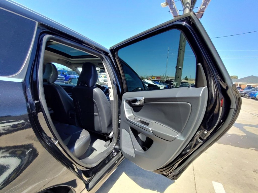 2016 Volvo XC60 Image 38