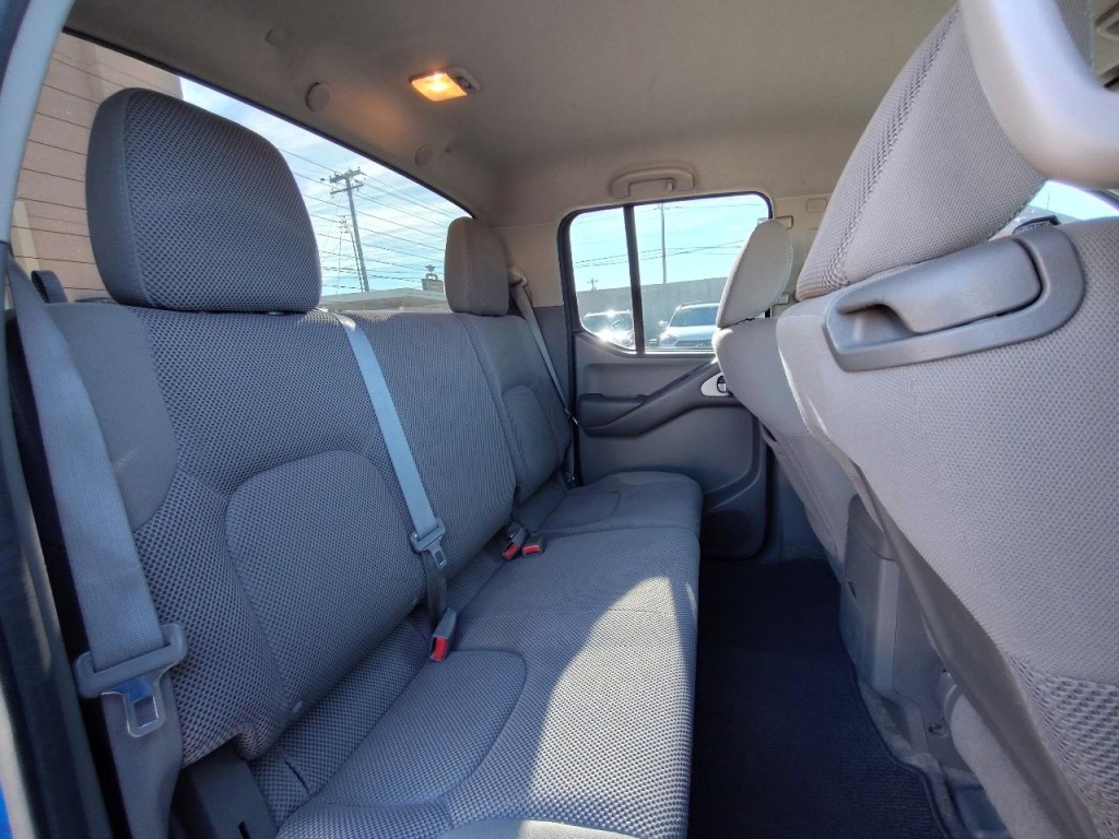 2012 Nissan Frontier Image 32