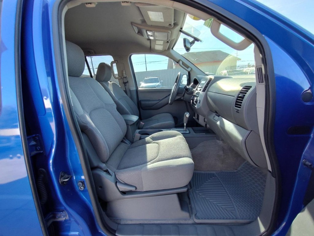 2012 Nissan Frontier Image 35