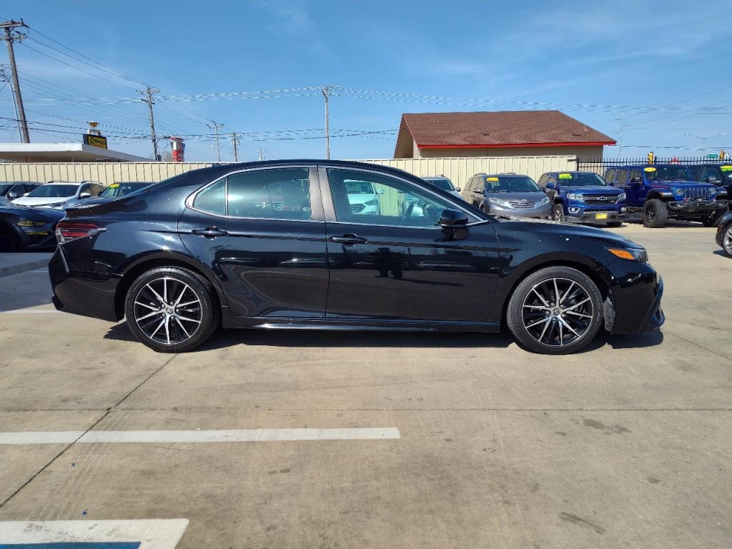 2021 Toyota Camry Image 3