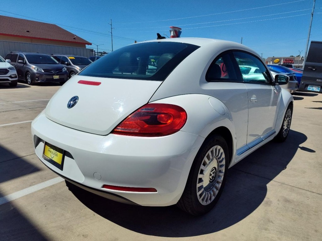 2014 Volkswagen Beetle Image 4