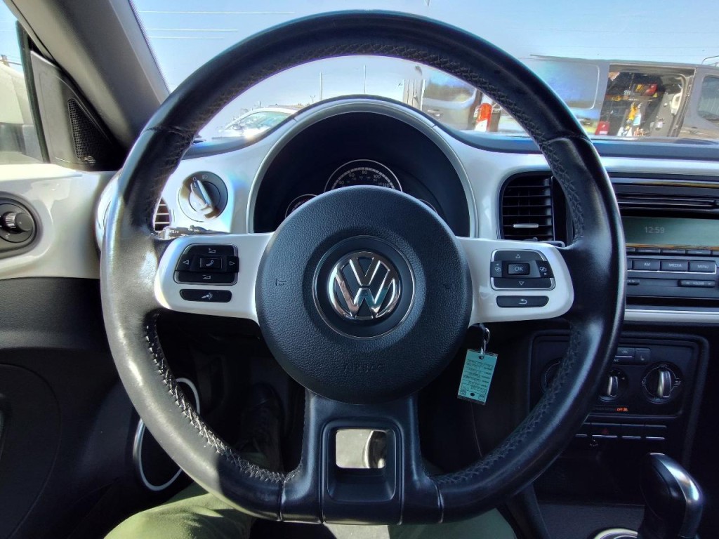 2014 Volkswagen Beetle Image 17