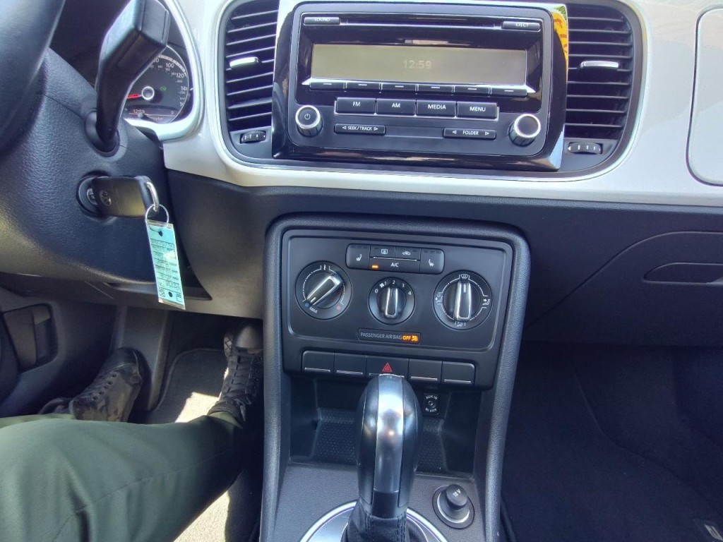 2014 Volkswagen Beetle Image 22
