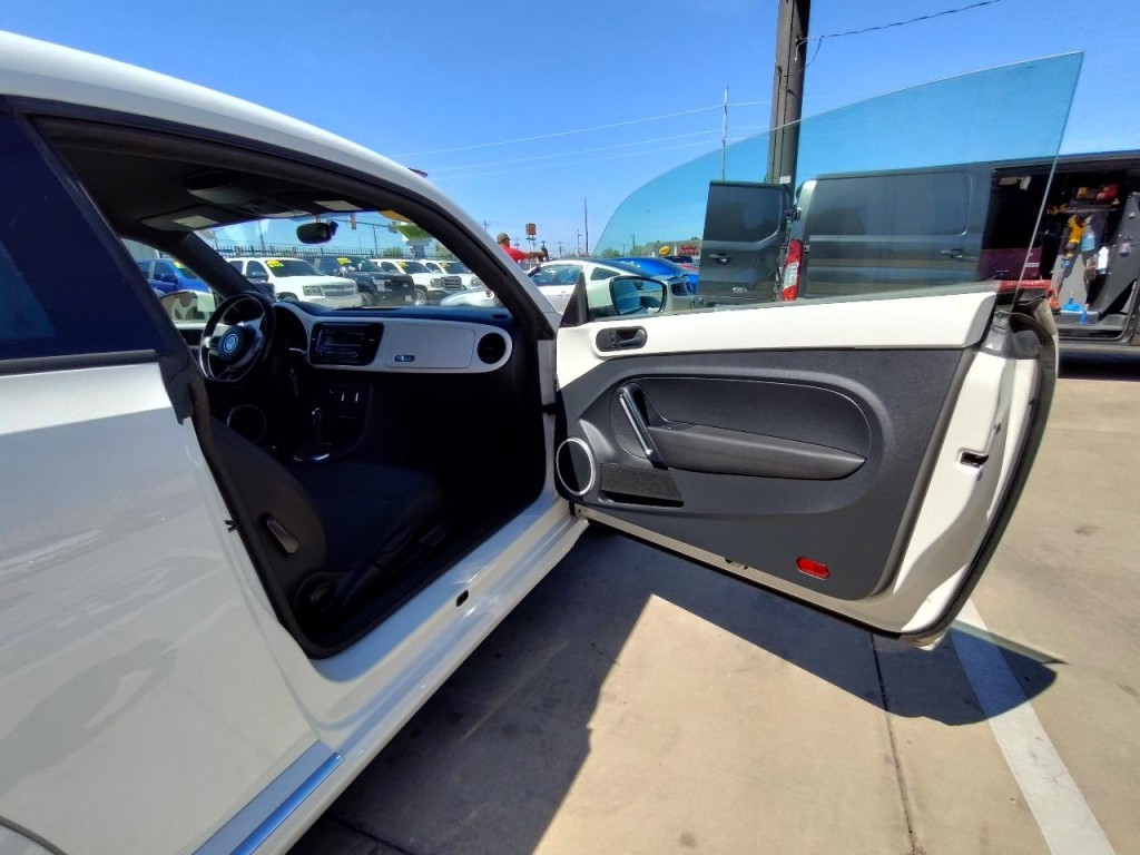 2014 Volkswagen Beetle Image 29