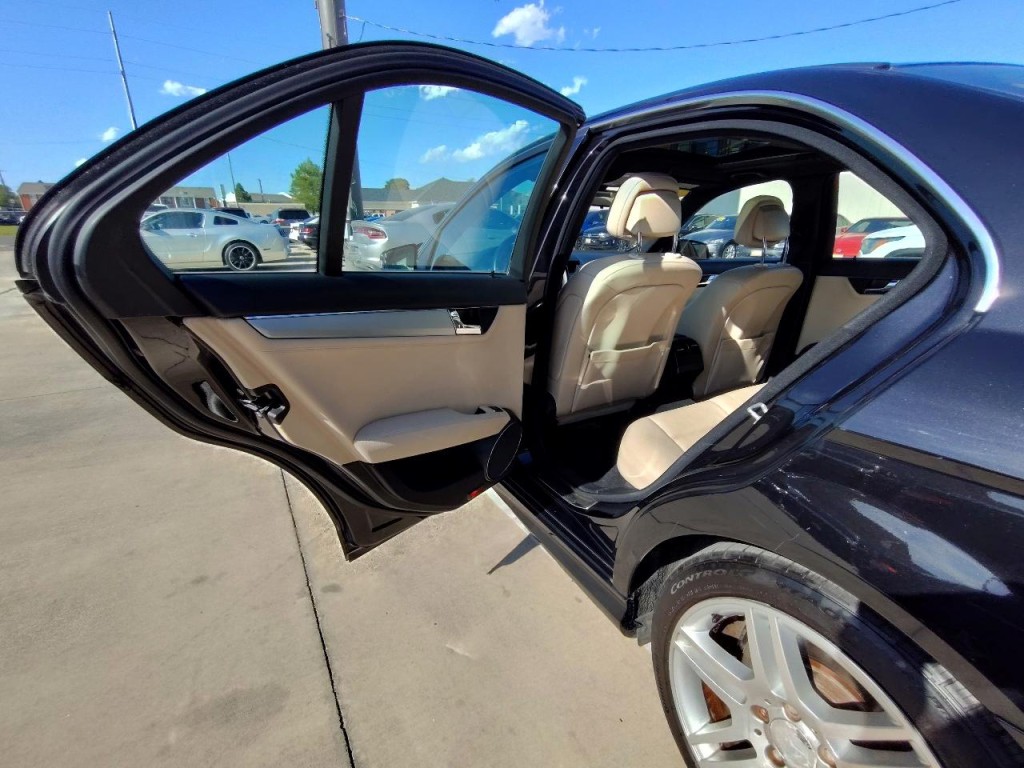2010 Mercedes-Benz C-Class Image 23