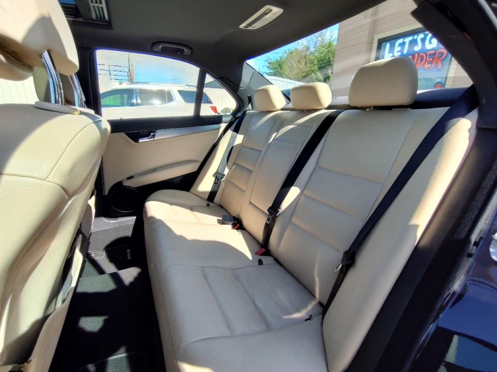 2010 Mercedes-Benz C-Class Image 25