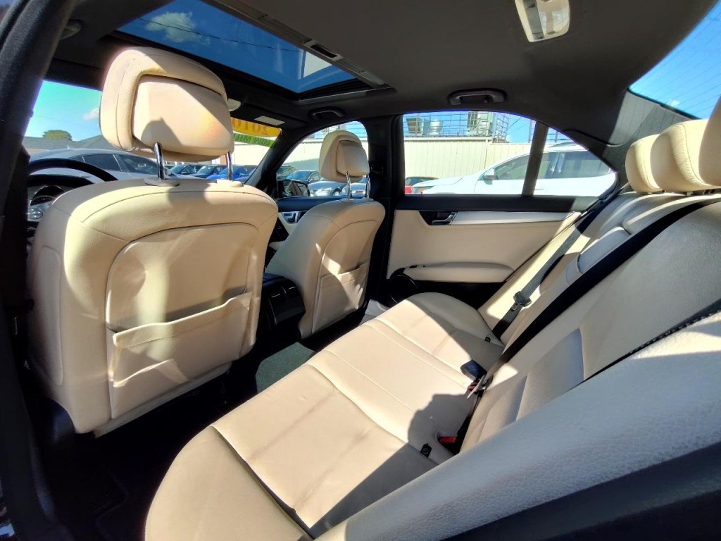 2010 Mercedes-Benz C-Class Image 26