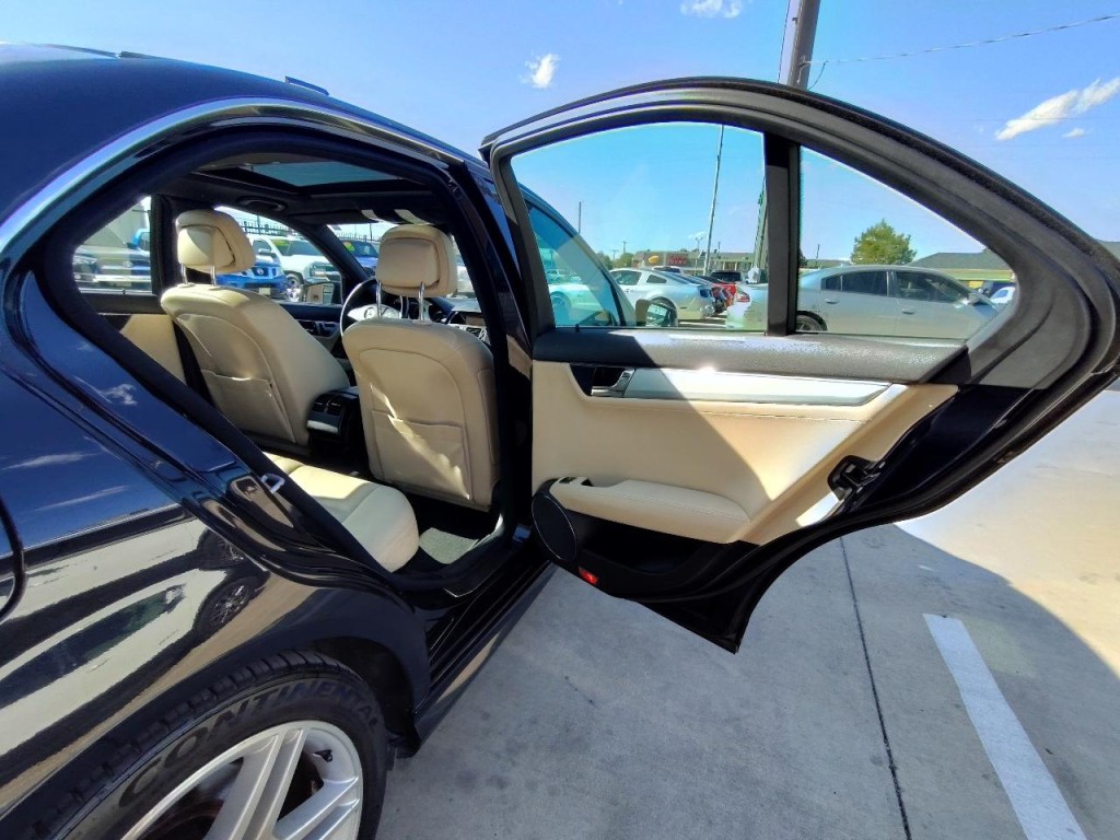 2010 Mercedes-Benz C-Class Image 28