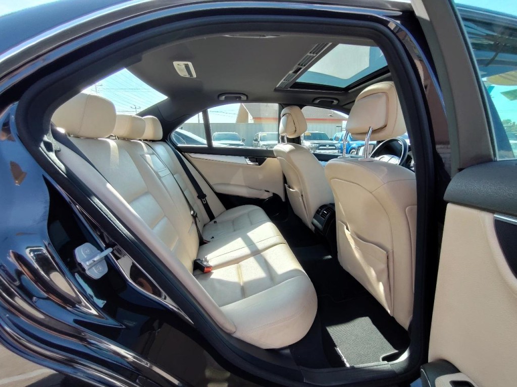 2010 Mercedes-Benz C-Class Image 29