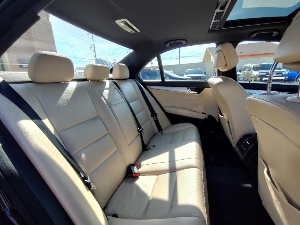 2010 Mercedes-Benz C-Class Image 30