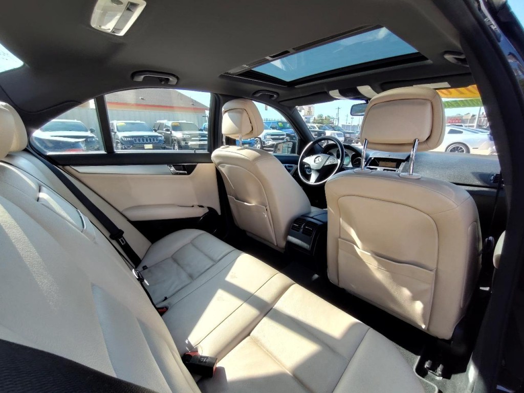 2010 Mercedes-Benz C-Class Image 31