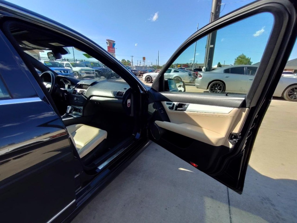 2010 Mercedes-Benz C-Class Image 32