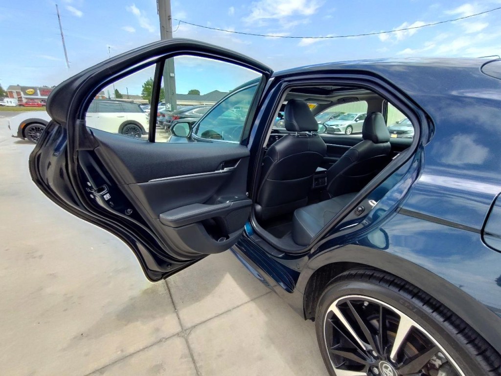 2019 Toyota Camry Image 32