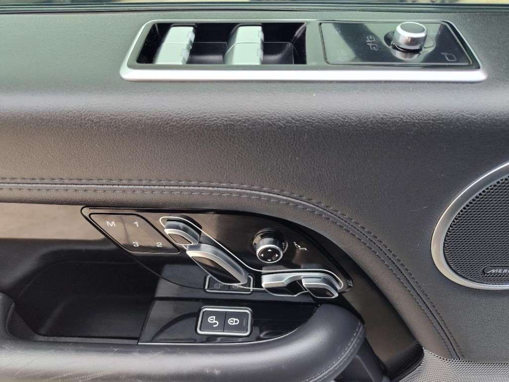 2019 Land Rover Range Rover Image 18
