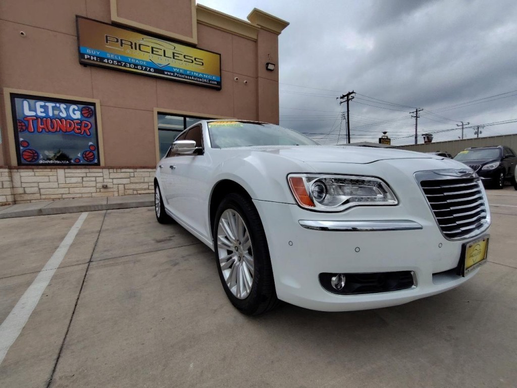 2011 Chrysler 300 Image 2