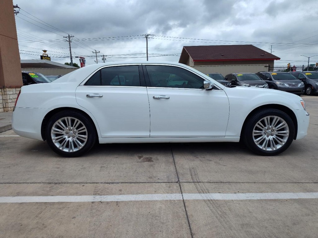 2011 Chrysler 300 Image 3