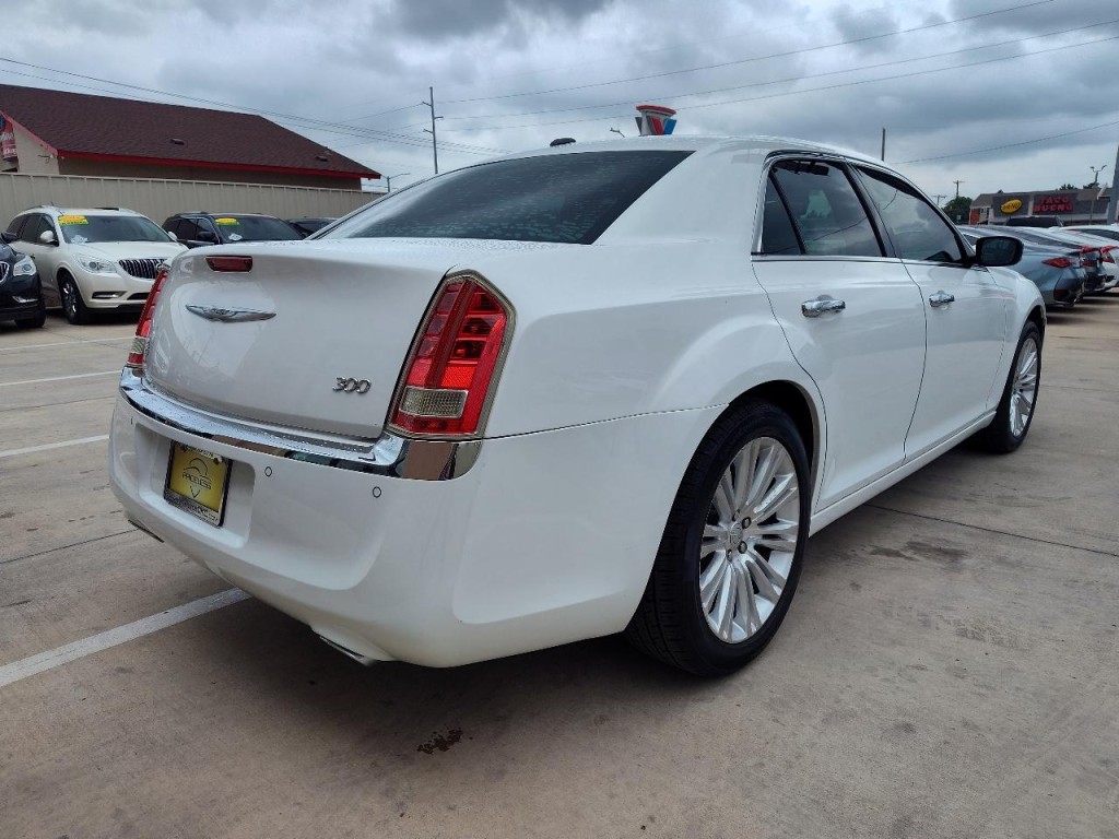 2011 Chrysler 300 Image 4