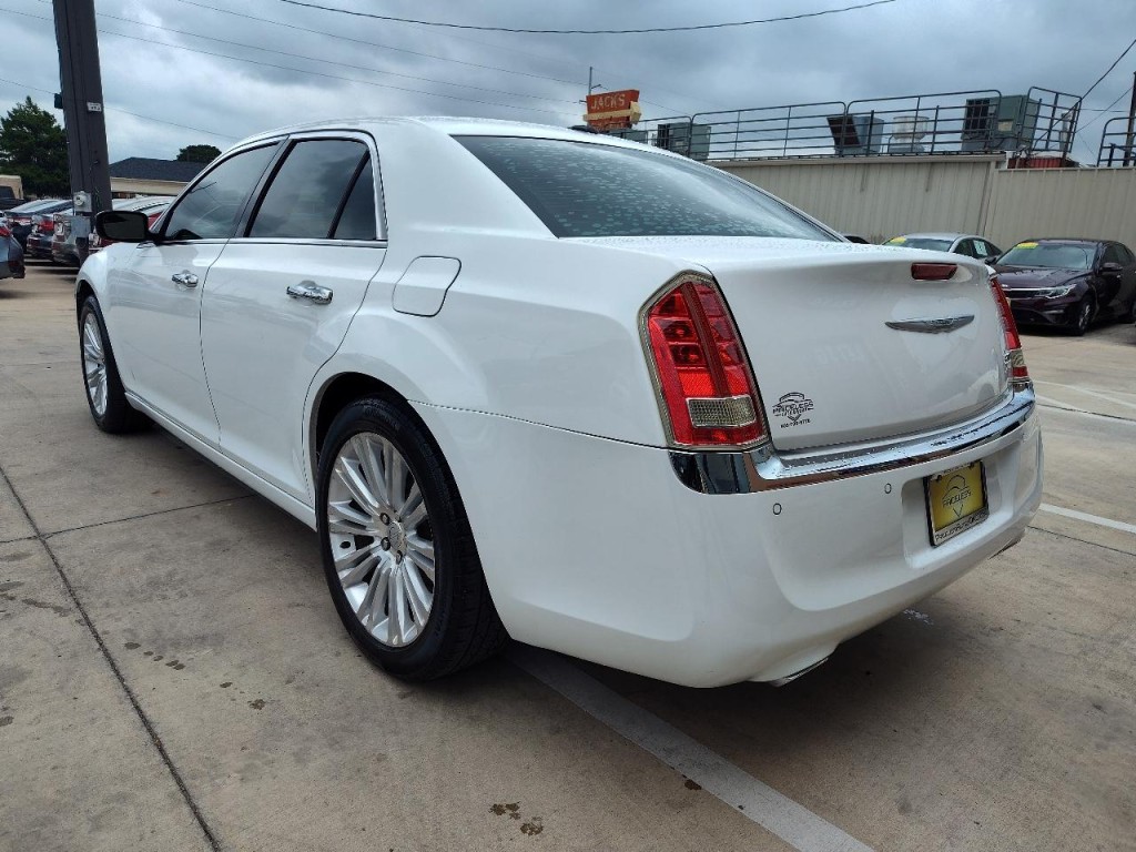 2011 Chrysler 300 Image 6