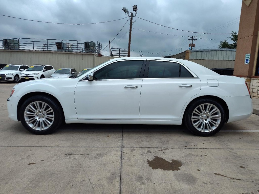 2011 Chrysler 300 Image 7