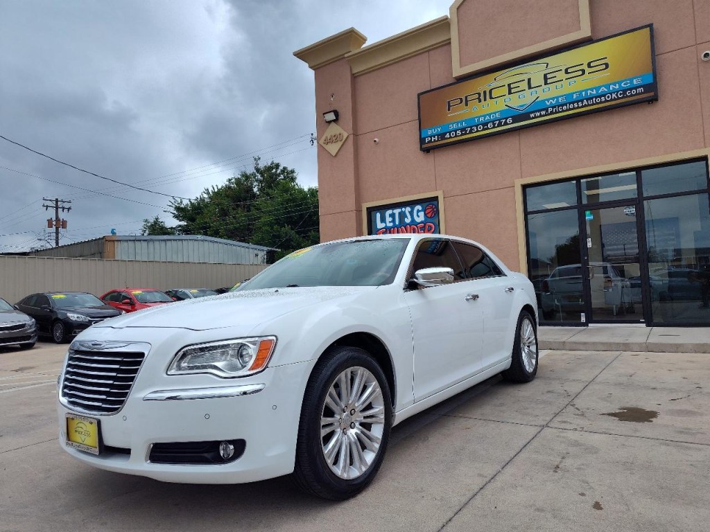 2011 Chrysler 300 Image 8