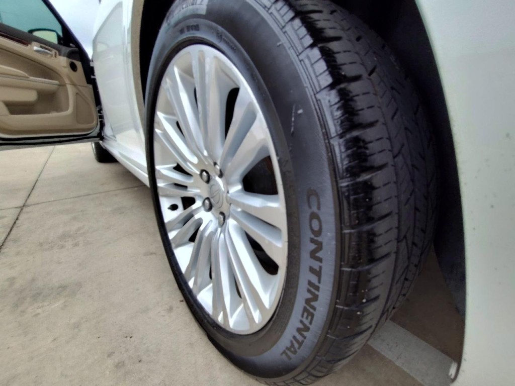 2011 Chrysler 300 Image 11