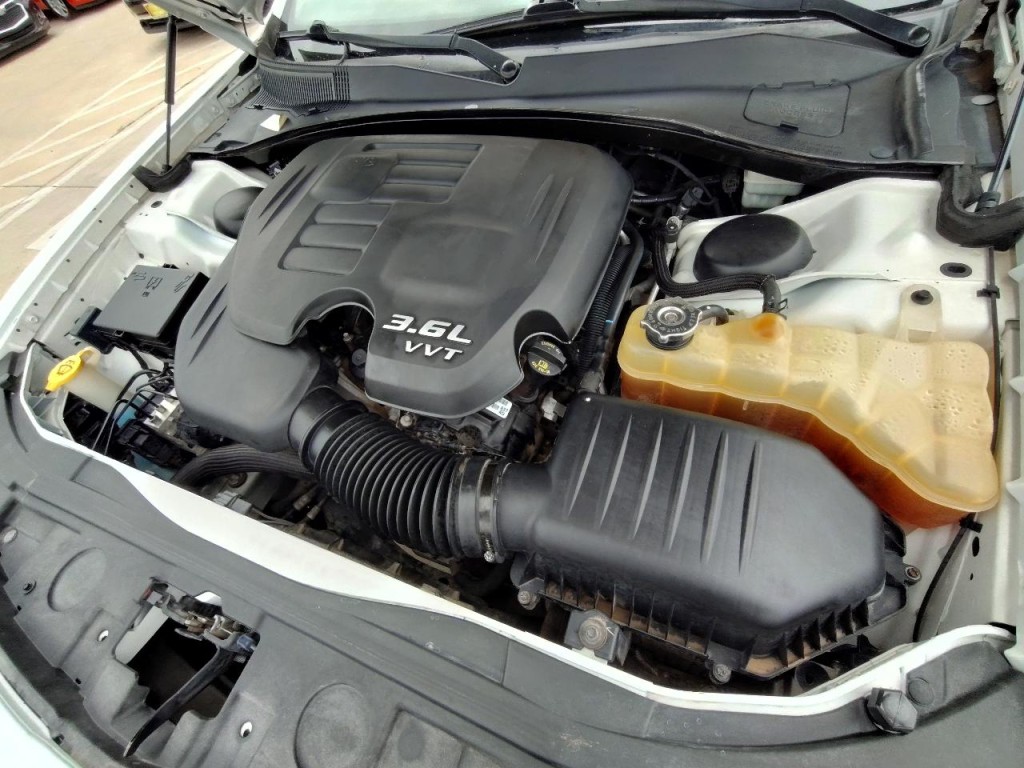 2011 Chrysler 300 Image 12