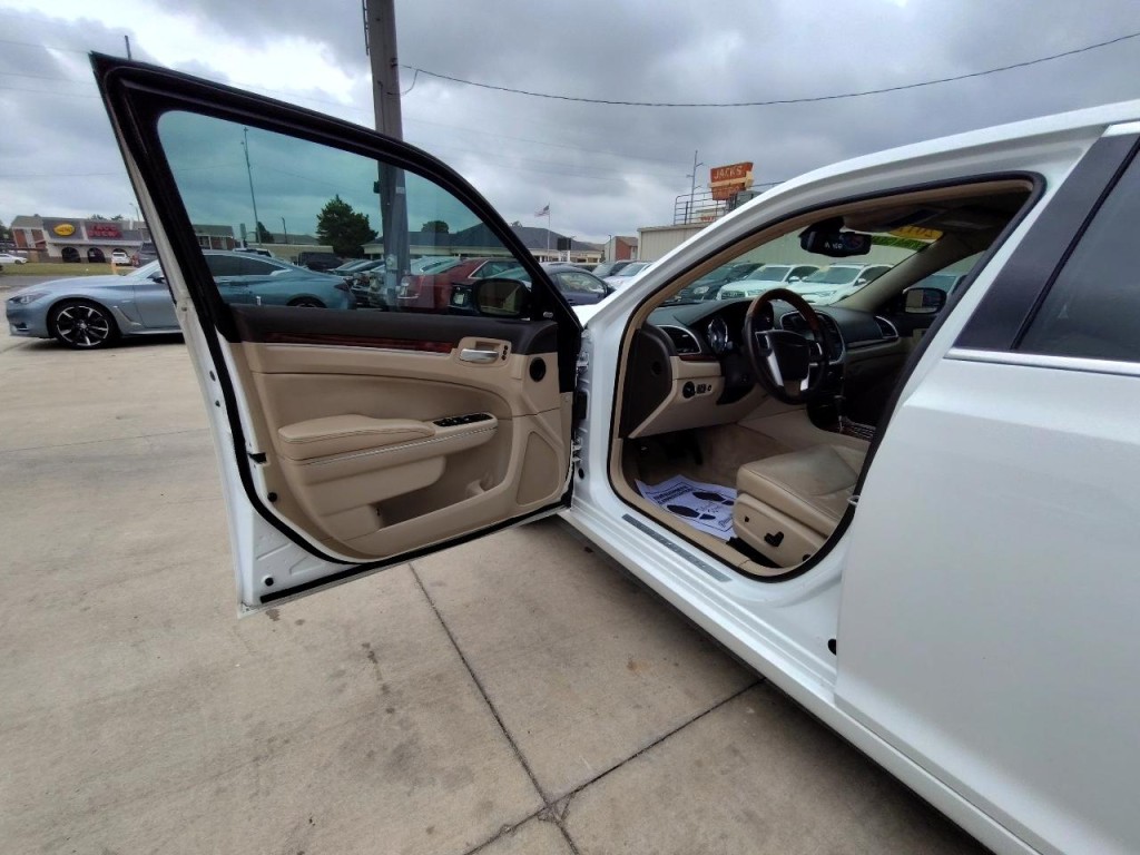 2011 Chrysler 300 Image 13