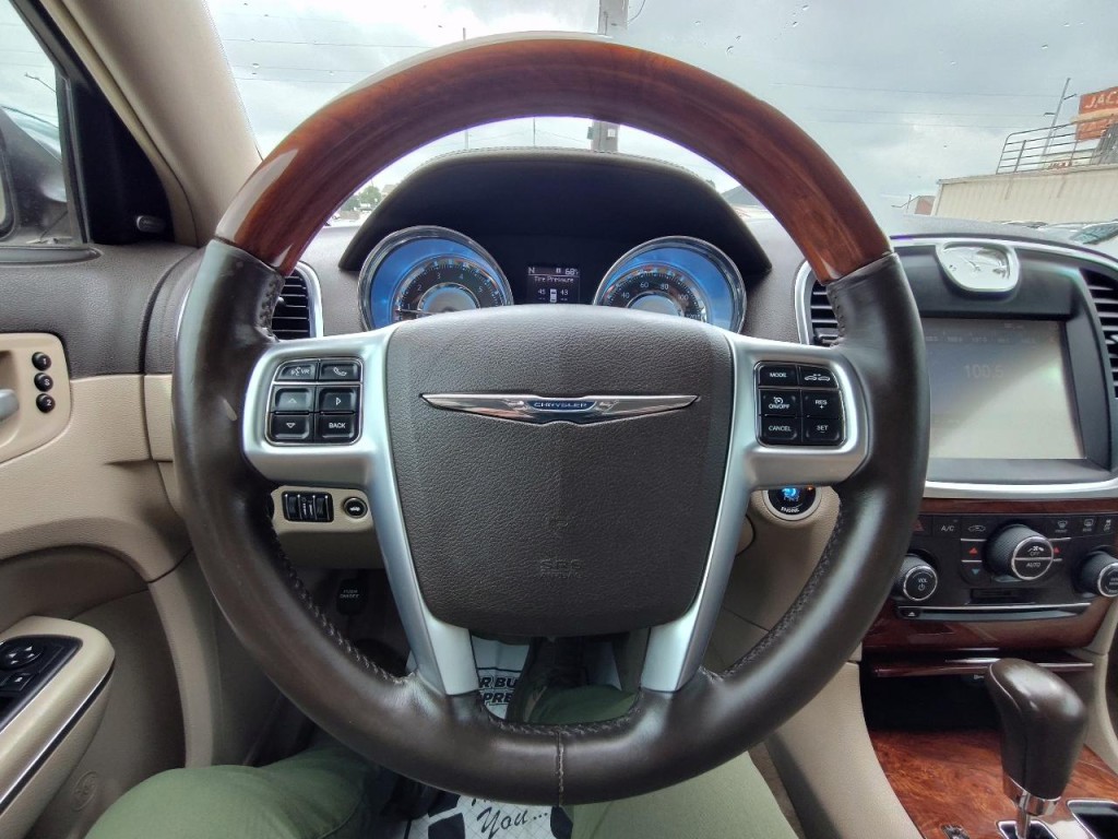 2011 Chrysler 300 Image 17