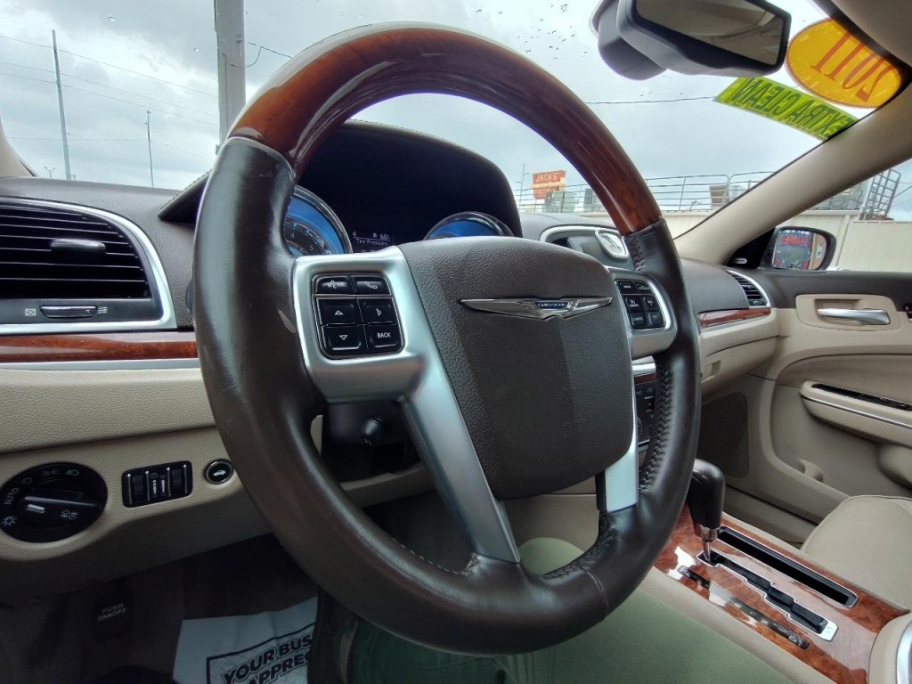 2011 Chrysler 300 Image 18