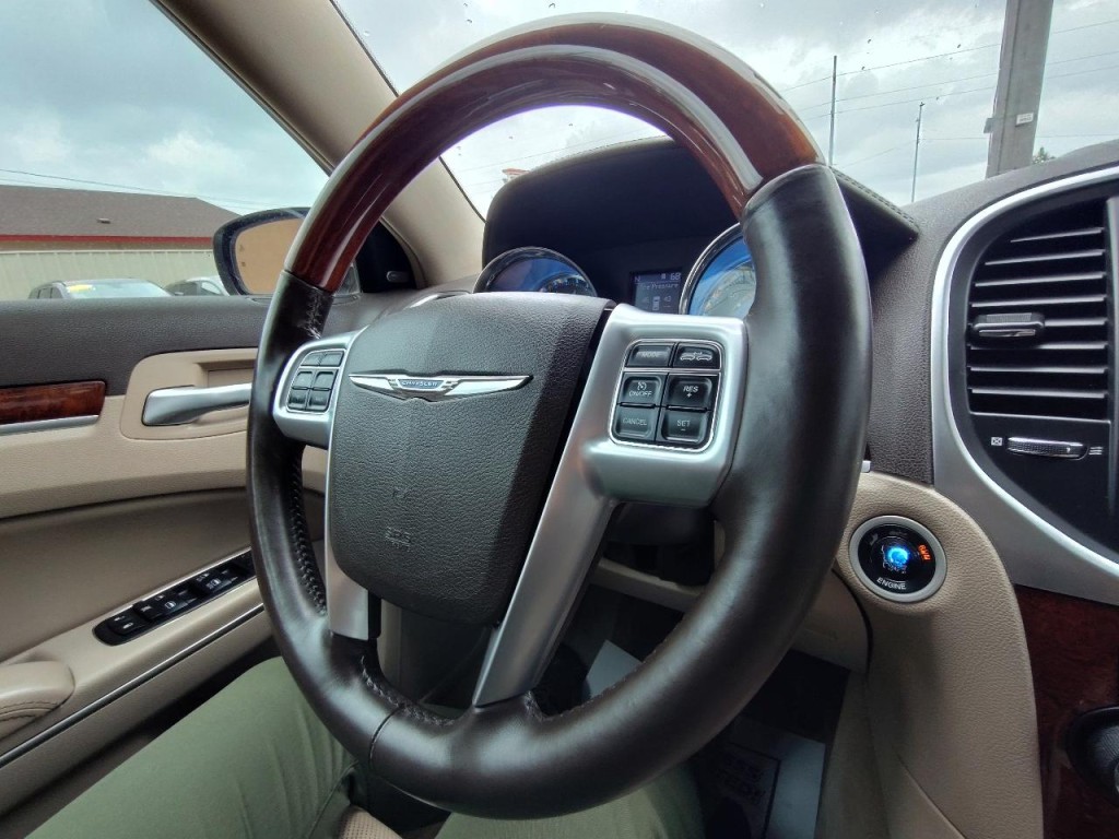 2011 Chrysler 300 Image 19