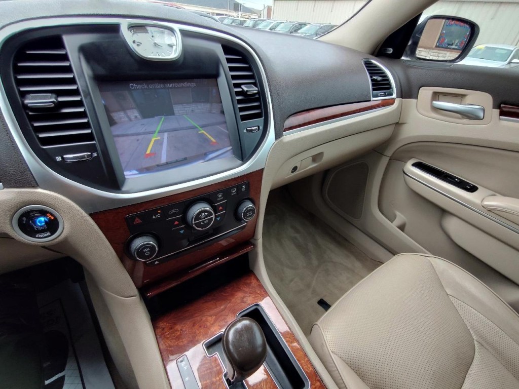 2011 Chrysler 300 Image 21