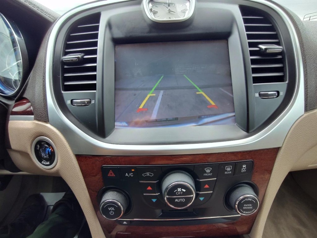 2011 Chrysler 300 Image 22