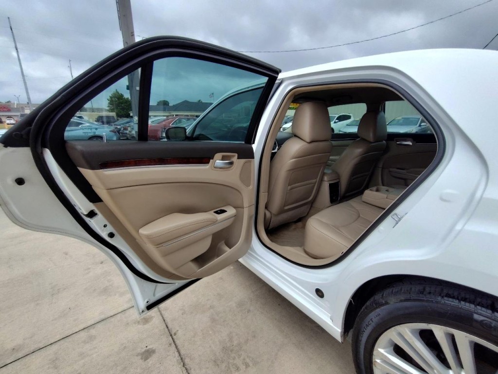 2011 Chrysler 300 Image 33