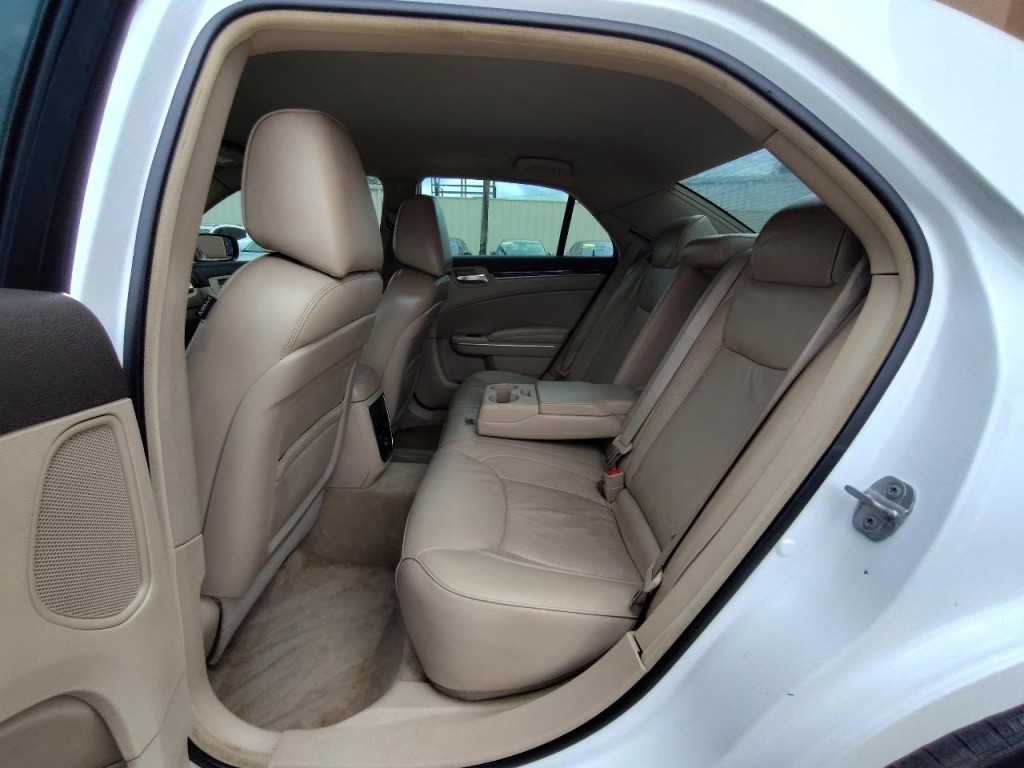 2011 Chrysler 300 Image 34