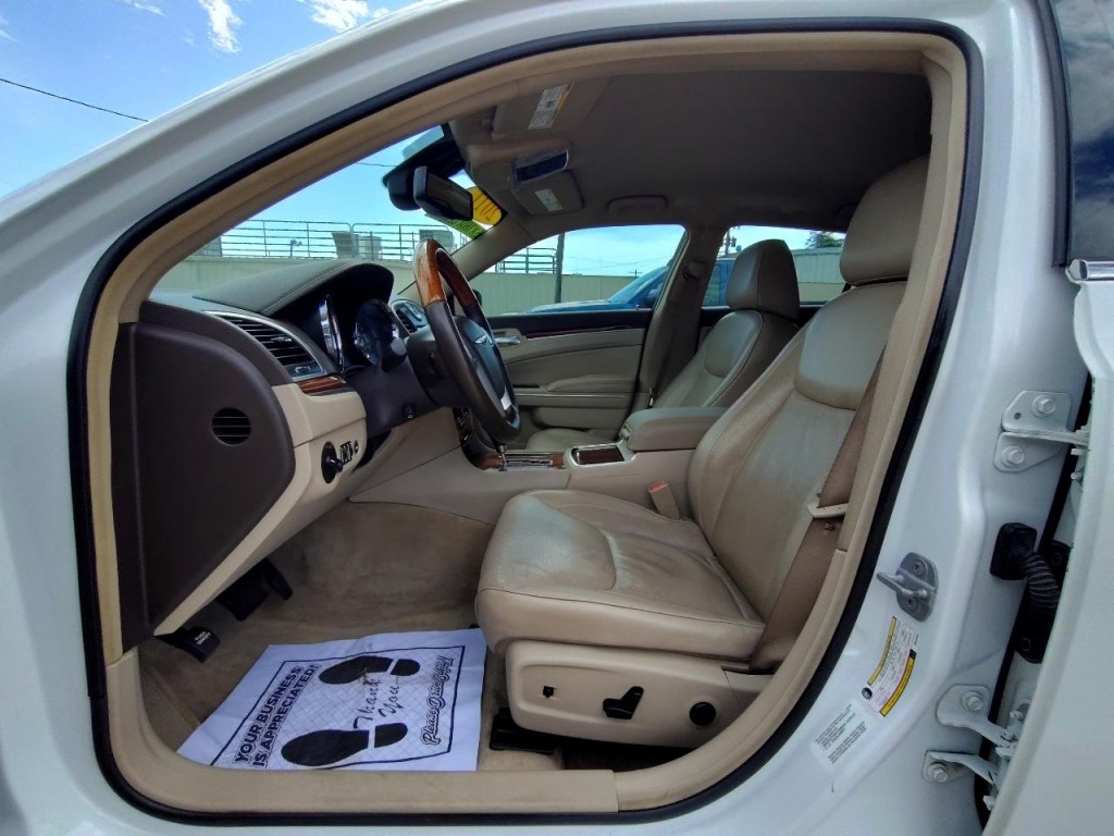 2011 Chrysler 300 Image 14