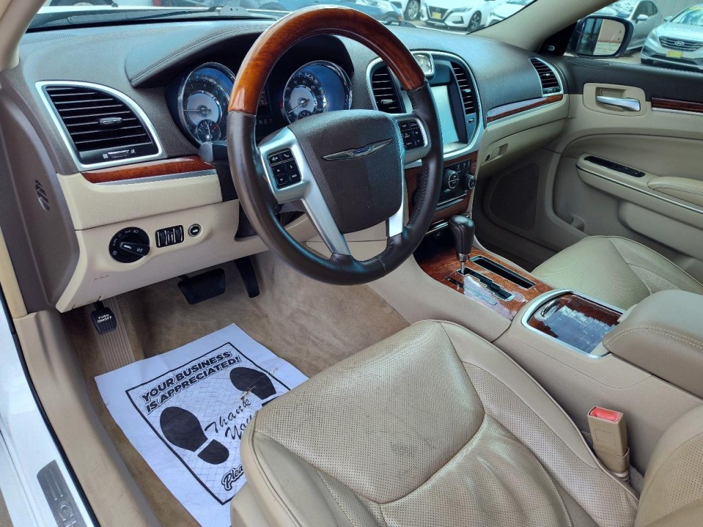 2011 Chrysler 300 Image 16
