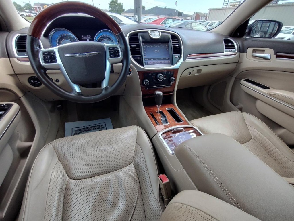 2011 Chrysler 300 Image 36
