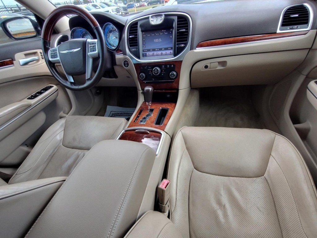 2011 Chrysler 300 Image 37