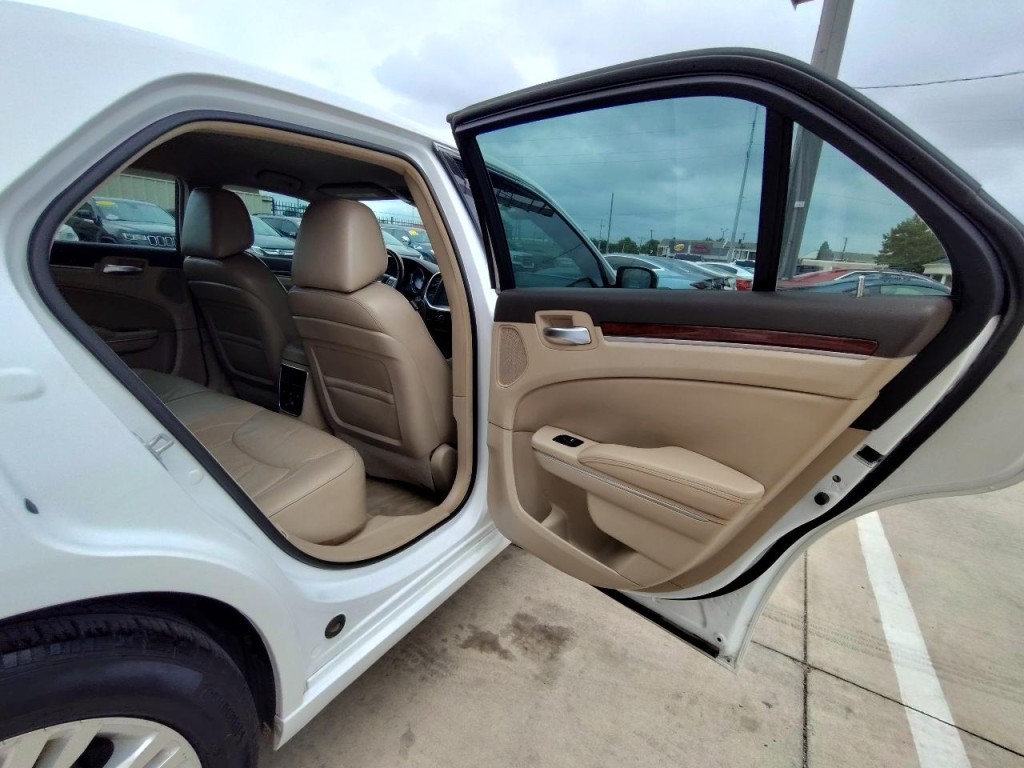 2011 Chrysler 300 Image 39