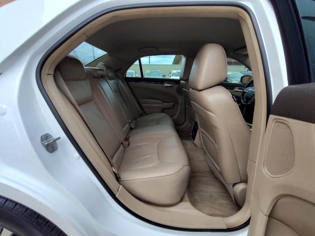 2011 Chrysler 300 Image 40